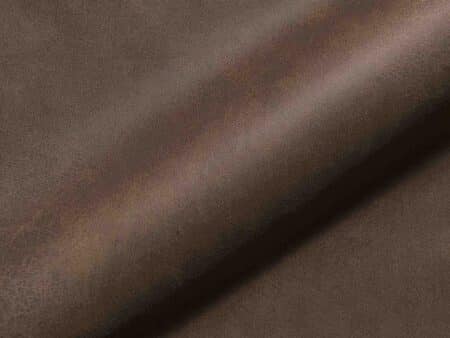 Polsterstoff Aurelio 1003 als Detailaufnahme mit feiner Narbung, Lederoptik und weichem Faltenwurf.
