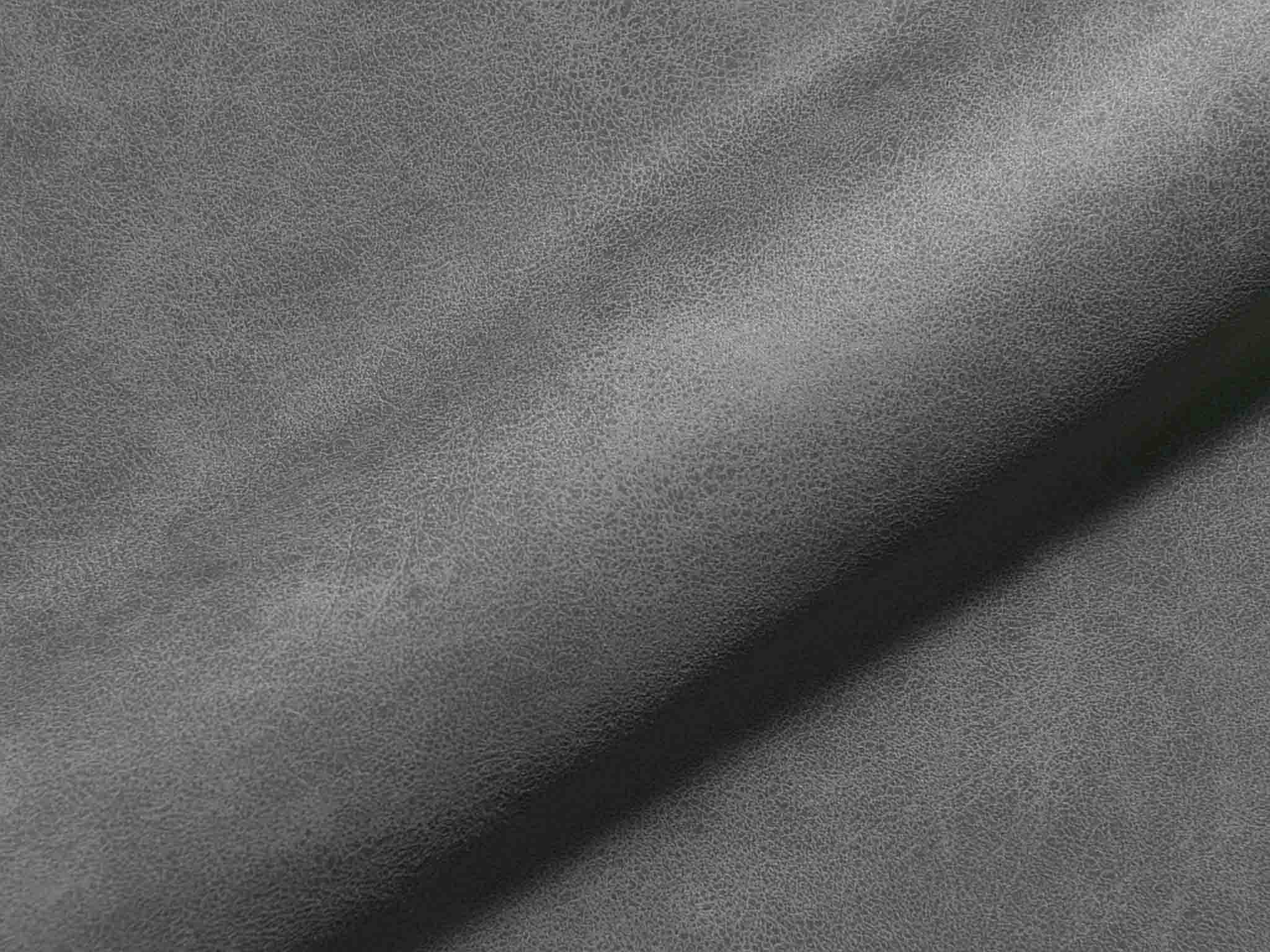 Polsterstoff Aurelio 1513 als Nahaufnahme mit langlebiger Oberfläche, feiner Narbung und dezentem Faltenwurf.