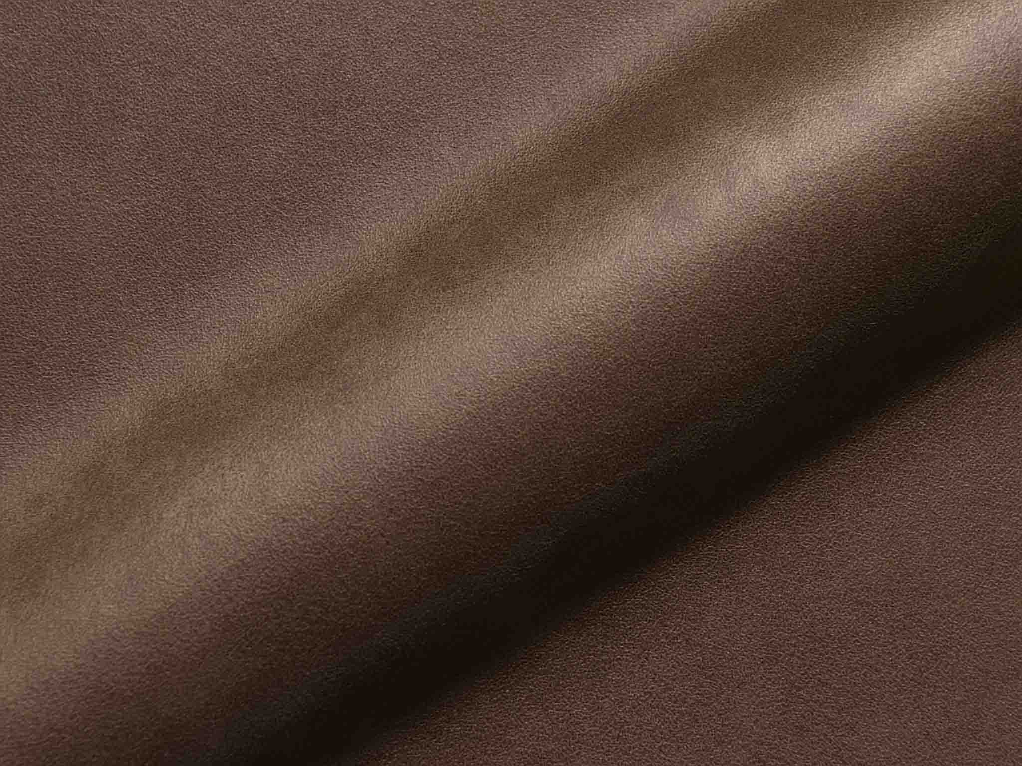 Nahaufnahme Polsterstoff Denali 1011 mit feiner Narbung, Lederoptik und ruhigem Faltenwurf für Polsterarbeiten.