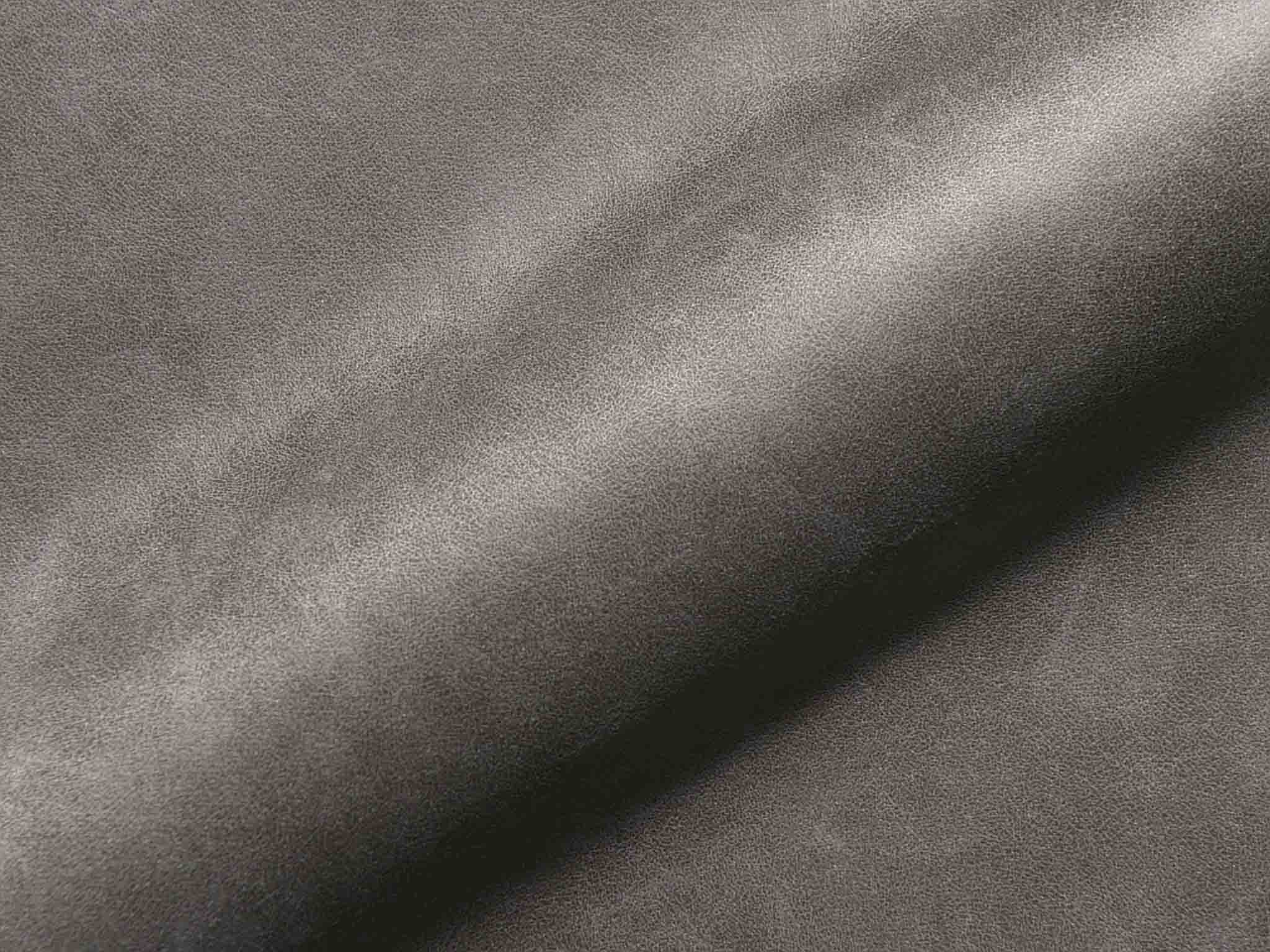 Detailaufnahme Polsterstoff Denali 1516 mit feiner Narbung, Lederoptik und stabiler Oberfläche für formstabile Polsterungen.