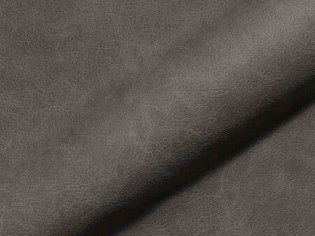 Polsterstoff Sella 1602 mit lebendiger Kunstlederoptik und feiner Narbung, strapazierfähig und wartungsarm für Sitzmöbel.
