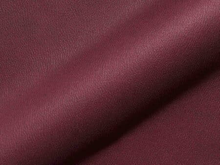 Polsterstoff Utori 1402 mit dichter Lederstruktur und matter Oberfläche, strapazierfähig und pflegeleicht für Sitzmöbel.