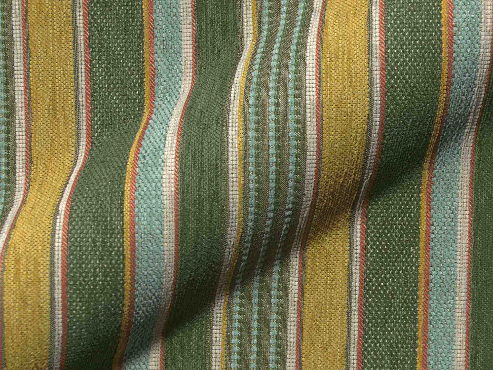 Polsterstoff Linea 466 wirkt zurückhaltend mit matter Optik, robust und pflegeleicht und gleichmäßig im Gefühl.