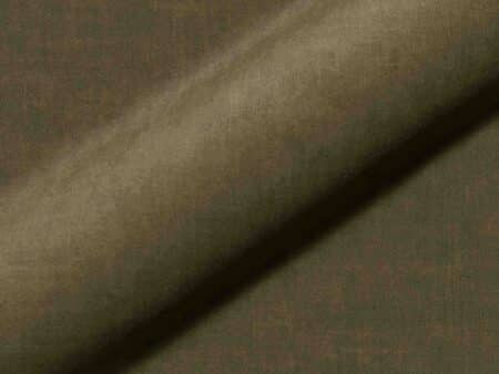 Detailaufnahme Polsterstoff Sari 411: unifarbener Möbelstoff in Khaki-Greige mit Veloursoptik, weich fallend, fein strukturiert und mit samtigem Flor