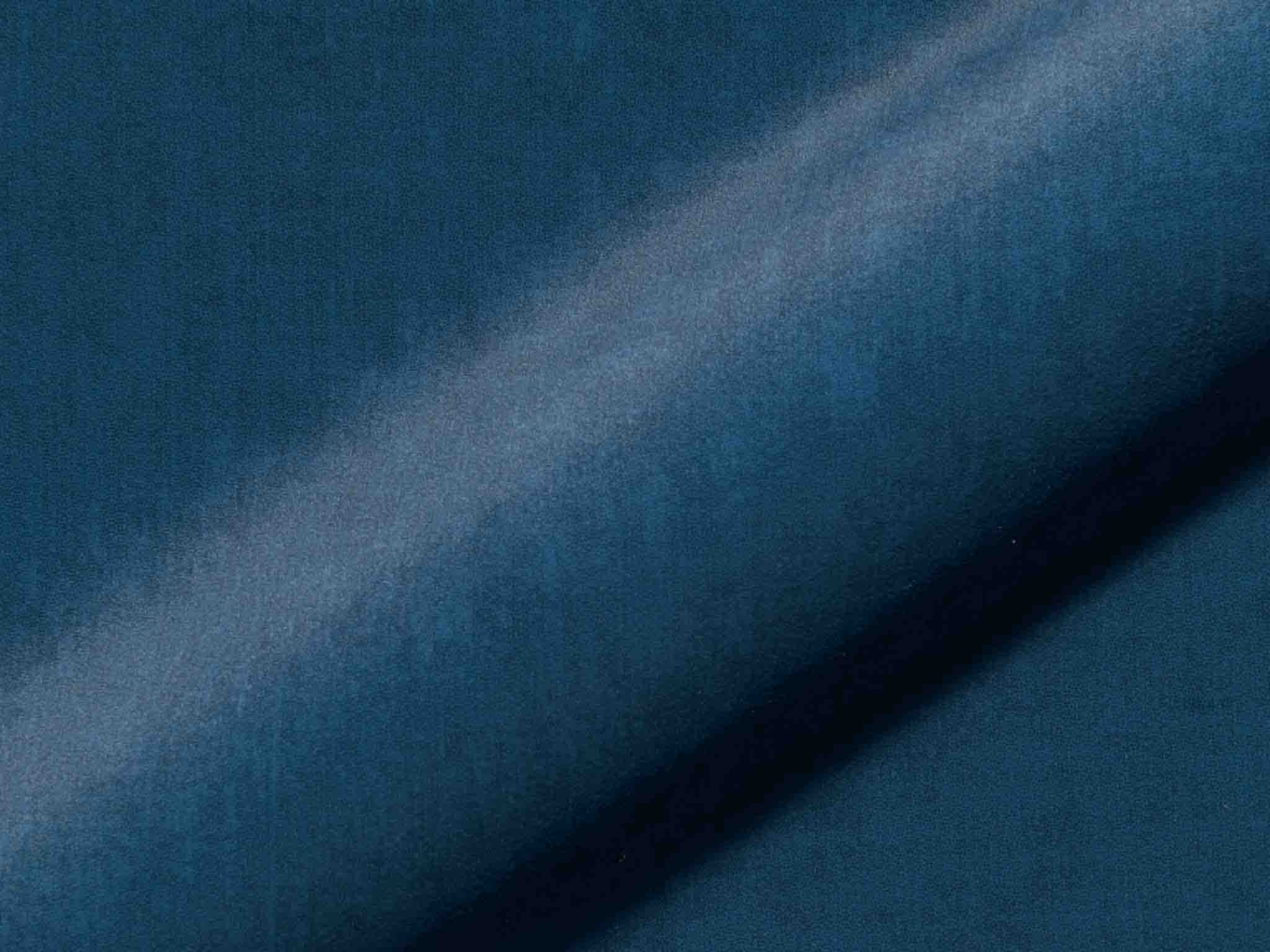 Detailaufnahme Polsterstoff Sari 417: unifarbener Möbelstoff in tiefem Ozeanblau mit Veloursoptik, weich fallend, fein strukturiert und samtig