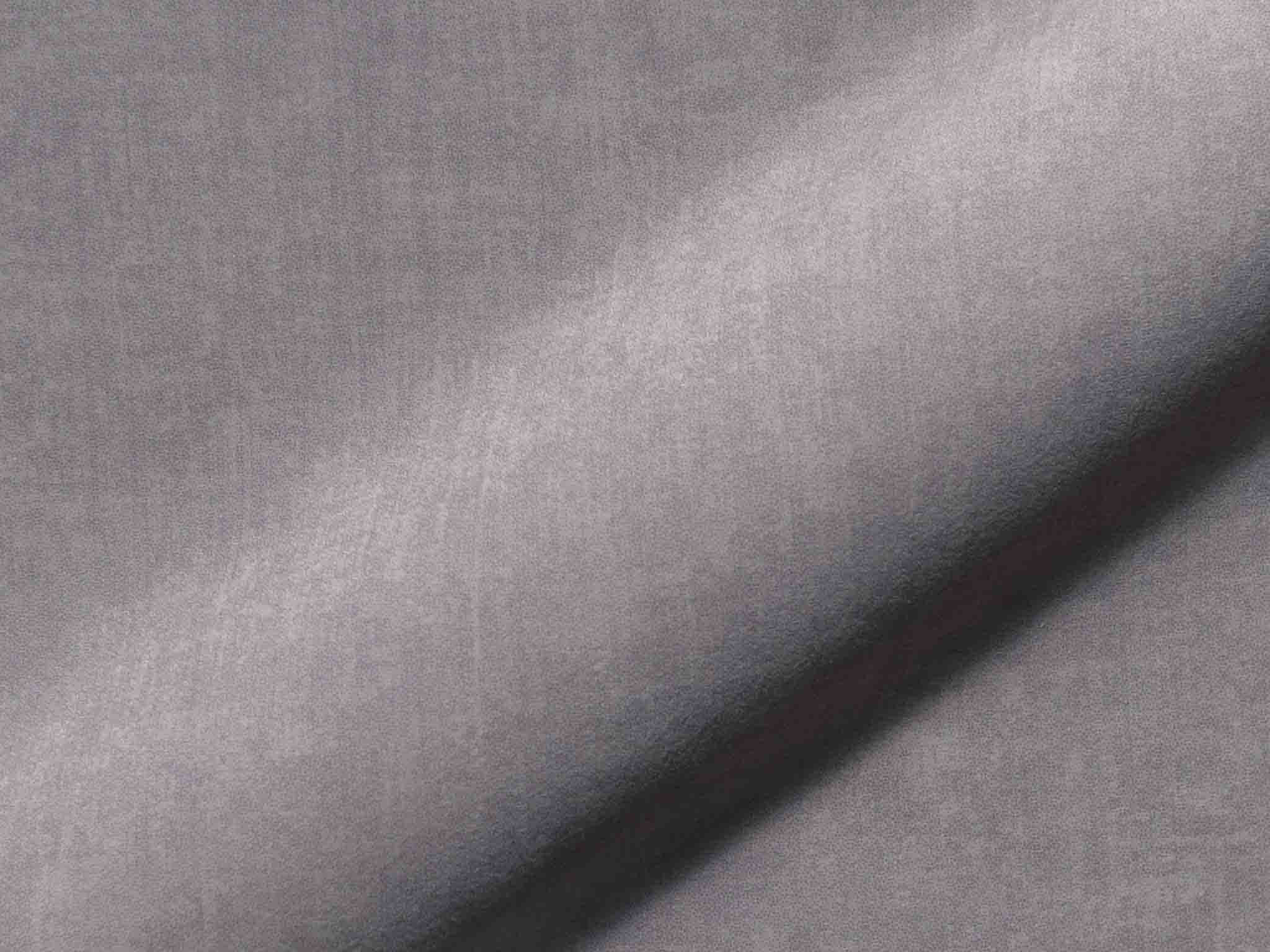 Detailaufnahme Polsterstoff Sari 418: unifarbener Möbelstoff in hellem Greige mit Veloursoptik, feiner Struktur, weichem Fall und samtigem Flor