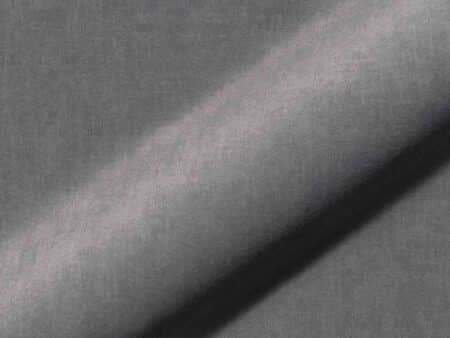 Detailaufnahme Polsterstoff Sari 419: unifarbener Möbelstoff in Mittelgrau mit Veloursoptik, weich fallend, fein strukturiert und mit samtigem Flor