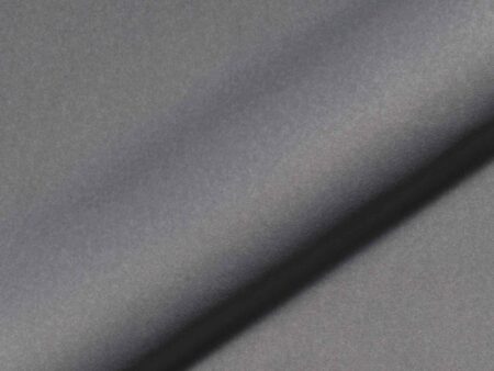 Polsterstoff Woolly 542 mit gleichmäßigen Textur mit matter Wirkung; Eine leichte Falte betont den weichen Griff und der Stoff wirkt robust und pflegeleicht.