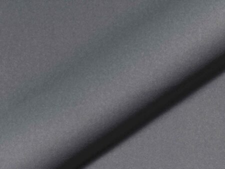 Polsterstoff Woolly 543 mit dezenten Melierung und weichem Faltenwurf; Die Falte im Bild bringt Tiefe in die Oberfläche und der Stoff wirkt robust und pflegeleicht.
