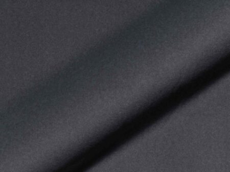 Polsterstoff Woolly 545 mit sanften Oberfläche mit feiner Textur; Im Bild liegt der Stoff in einer weichen Falte und der Stoff wirkt robust und pflegeleicht.